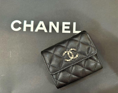 全新品 Chanel 人氣爆款 2023 香奈兒 新款 CC 鑽飾logo 皮夾 三折短夾 荔枝皮 牛皮、鈔票 2夾層、信用卡
