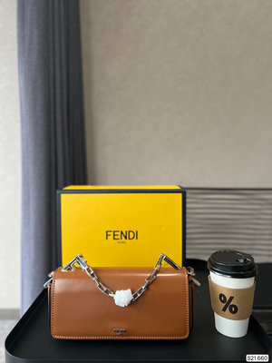 芬迪 FENDI First Sight 2023 春夏新款手袋采用漆皮 皮革製成的手拿包，飾有 N.O46802