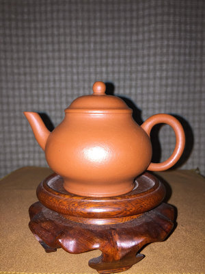 早期紫砂壺---劍嘴潘壺款式，泥料:老朱泥，獨孔出水，空壺容量約100CC