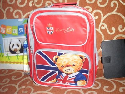 ///可愛娃娃///~可愛的英國風精典泰迪熊透氣背墊書包~學生書包---約38公分