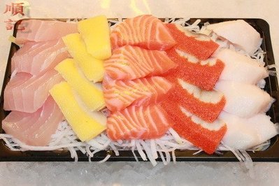 東港順記    超鮮 綜合生魚片 (現撈)  旗魚 海鱺  鮭魚 黃金魚卵（可客製化搭配）  1盒$350