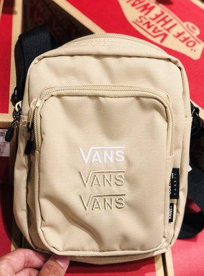 CHIEF’ VANS 美版 AP TRIPLE V CROSSBODY BAG 側背 包 卡其 FMA724013