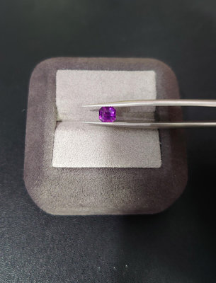 [最高色階] 天然 VIVID Purple 艷紫色藍寶石(無燒無處理) 紫藍寶 紫色剛玉 1.12克拉 送GGTL證書