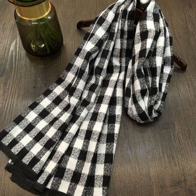 【CLick Shop】2016東族小格爆款保暖圍巾 / 披肩 (黑白)