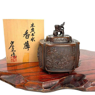 日本造 佐野宏采作 獅摘四開窗高浮雕山水紋香爐 銅制帶原木盒