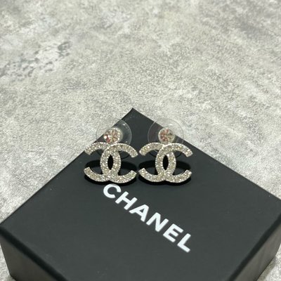 Chanel logo耳環 上有小鑽 銀色《精品女王全新&amp;二手》