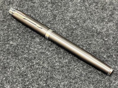【優力文具】免運優惠 原廠 PARKER派克 新IM經典系列 金屬灰色鋼桿白夾鋼珠筆