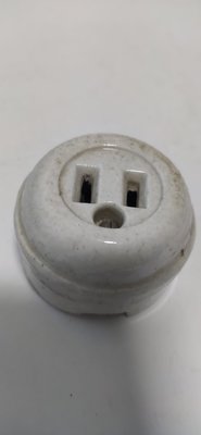 老房子使用的-"陶瓷單孔"110V 電源插座