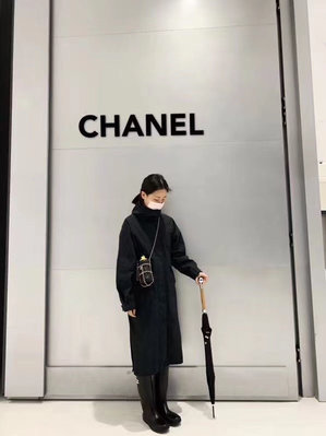 香奈兒 Chanel 下雨天的日子 需要一雙高顏值的雨靴 高筒鞋陪伴你  很～～美💕很透氣 重點❗️可以當靴子穿