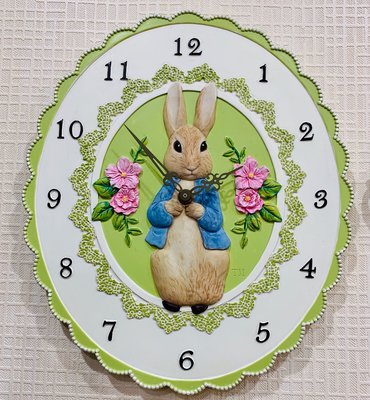 卡朵傢飾～Peter Rabbit 彼得兔 比得兔 公司貨 樹脂 立體 雕刻感 綠色蕾絲時鐘 掛鐘 壁鐘 數字時鐘 橢圓時鐘 靜音鐘 送禮 營業 擺飾品 藝術品