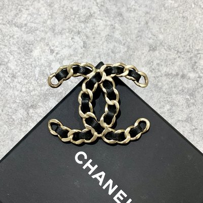 Chanel 胸針 別針 皮革拼接《精品女王全新&二手》