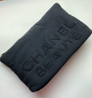 二手Chanel 香奈兒黑色布料化妝包，售899元。