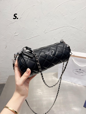 小Z代購#Prada 黑銀經典小筒包 巨可愛 圓桶包 穿皮鏈條包 腋下包 單肩斜挎包 手機包 尺寸21×11cm