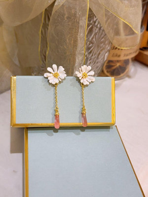 【MOMO全球購】法國Les Nereides莫里索印象系列 白色花朵 可愛氣質耳環耳釘耳夾