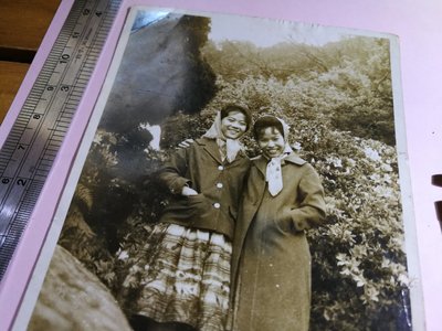 銘馨易拍重生網 PSS693 早期 40～50年代 似陽明山公園 包頭巾美女們 背景寫實老照 如圖（1張ㄧ標，珍藏回憶）