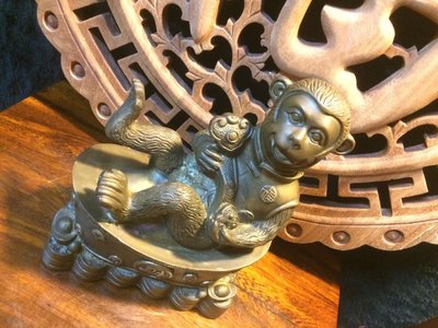 【小川堂】老件 精緻 銅雕 風水 聚寶盆 如意 金猴擺件 招財 迎福擺件 猴 佛像 生肖猴 14*8*17cm