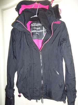 極度乾燥 Superdry 黑色連帽防風外套,尺寸XS,肩寬40cm,胸寬47cm,袖長:67cm.衣長:59.5cm.降價大出清