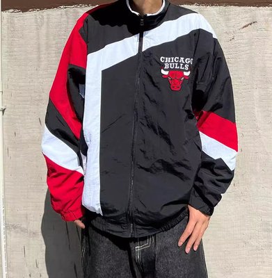 Cover Taiwan 官方直營 喬丹 公牛隊 風衣 嘻哈 健身 寬鬆 夾克 風衣 外套 黑色 紅色 大尺碼 (預購)
