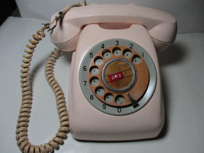 《瑋哥懷舊紀念館》朋友託售：早期 老電話(轉盤式)~(尺寸長約：22.6 cm，總重約 1868 公克)