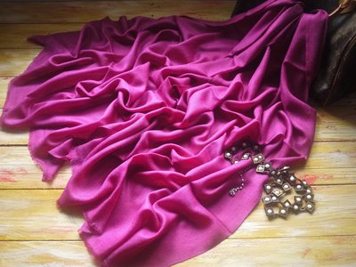 【喀什米爾Cashmere/Pashmina羊毛圍巾披肩經典款：紫紅/寶石紅】鑽石織紋 輕暖柔美 質感精品 口碑長銷款品