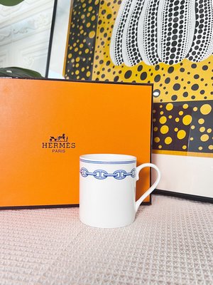 Hermes馬克杯 品味咖啡與茶的完美伴侶。它們採用高品質的骨瓷材質制成，手感光滑細膩。