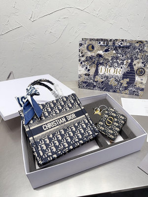 高奢女包　 Dior套盒來咯 回饋老顧客你們無限回購的26厘米tote 還贈送了一枚錢包 很方便呢 NO107779