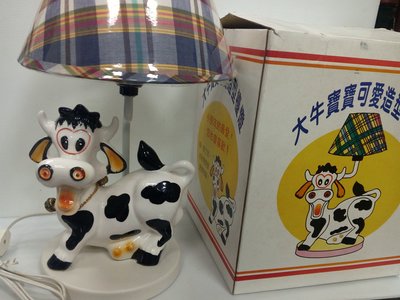 檯燈，大牛寶寶可愛造型檯燈，可愛牛是陶瓷的，燈罩材質是布的，一般燈泡省電燈泡都適用