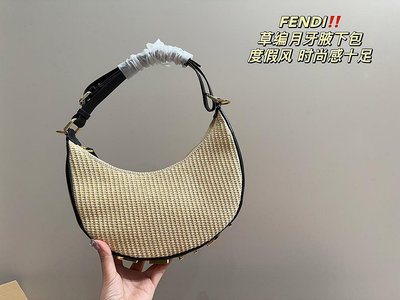 【MOMO生活館】 FENDI 芬迪 新款mini草編月牙包 尺寸25.13