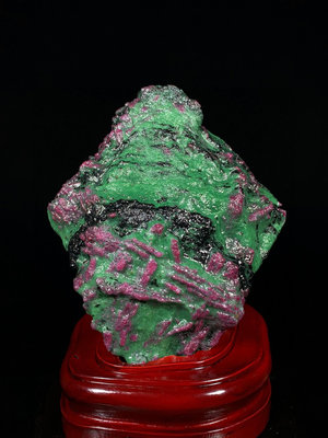 原石擺件 奇石擺件 天然紅綠寶原礦石擺件，紅寶石晶體點綴在綠色的黝簾石上，顏色鮮艷。帶座高22×16×10公分 重4.5公斤  編號800148