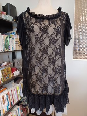 LIP SERVICE  ♥日本品牌♥ 黑色透膚蕾絲  拼接蝴蝶袖  洋裝   激安價890元(不議價)