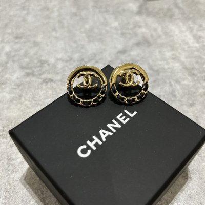 Chanel 金色皮穿耳環《精品女王全新&amp;二手》