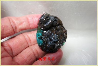 瑞寶玉石~天然藍玉髓(俗稱台灣藍寶)雕吊墬 總重約 186.7 克拉【H6018】