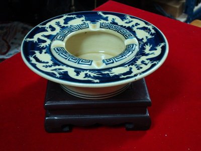 典藏30-40年前由中華陶瓷廠,所吃產的"飛龍在天的"煙灰缸"