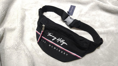 Tommy Hilfiger 腰包 側背包 黑色帆布包-草寫字母款