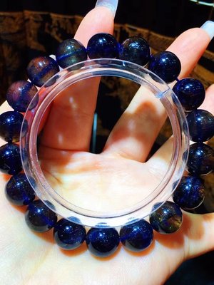 38512稀有款透體堇青石手鍊，神祕的藍紫色，雙色透體，明亮。稱：藍寶石“櫻石”幸運寶石。11.2mm.重量：33.2g