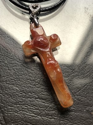天然緬甸玉 A貨翡翠 滿紅翡 耶穌基督 十字架 掛件 手工雕刻 附S925銀扣頭+皮繩