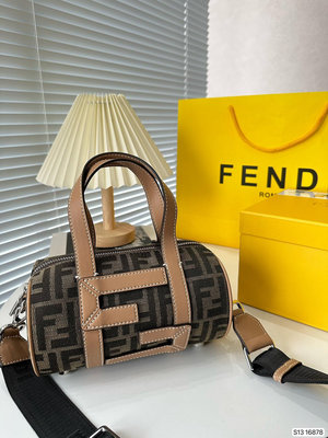 Fendi芬迪保齡球Fendi芬迪新款 波士頓超可愛精緻小包包一眼愛上的色系可手拎斜清。大容量又 N.O72950