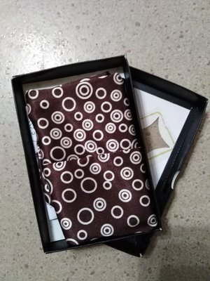 (全新盒裝,1折) 日本原裝 專利商品 創意 百變 造型 魔術/魔法L型領巾 (圖形咖啡底)