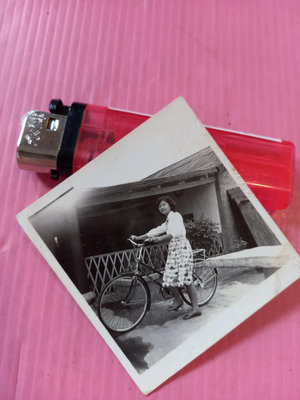 愛國大戲院柑仔店..台灣早期照片(紀念照     老建築  腳踏車   現況賣)H 330