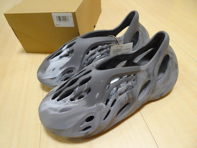 adidas Originals YEEZY FOAM RNR Mx Granite 渲染水泥灰色 洞洞鞋 IE4931