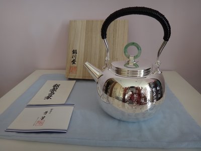 日本銀川堂純銀茶壺  般若心經  数本謙次的作品   重約508公克 容量約800cc(台中面交可)