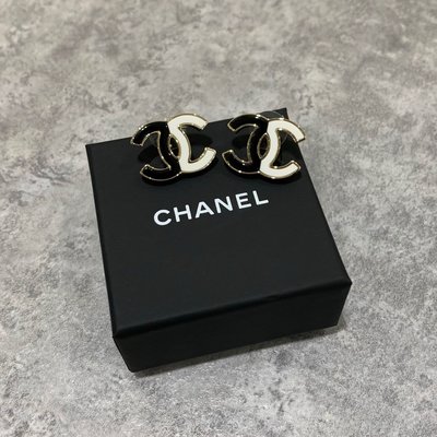 Chanel 耳環 黑白logo《精品女王全新&amp;二手》