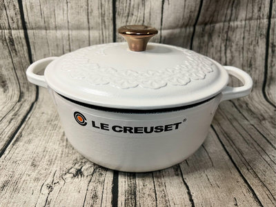 Le Creuset 《蕾絲花恬系列》20cm圓鍋（棉花白-銅頭-內鍋黑)