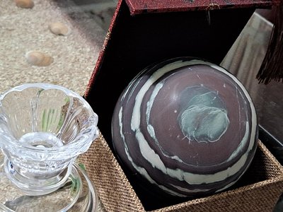中國貴州珍稀名產天然紫袍玉球(直徑8.7CM)擺件 淨重937公克，{附贈高腳座}