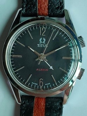 機械手上鍊響鈴錶，瑞士80年代名錶鐵達時（TITUS）古董錶，紅肉機芯非常亮麗，壓克力風防，錶徑34mm，品項非常新，運作正常