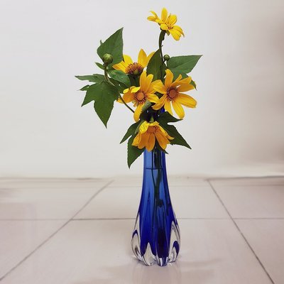 早期厚胎玻璃花瓶，寶藍色長頸型玻璃花瓶