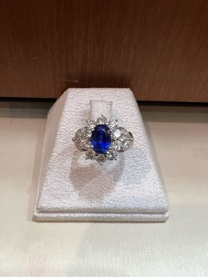 天然高等級2.63克拉藍寶石鑽石戒指，超經典款式搭配18K戒台，超值優惠價238000元加送鑑定書，藍寶石清透發亮真的很美，可提供影片，英國皇家珠寶