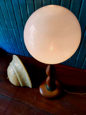 極美 歐洲 橡木 桌燈 Mid Century . 高度約58 奶油球球徑約 25 - 26 . 更換咖啡色布線 直接可
