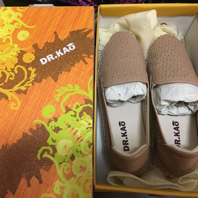 DK （Dr. Kao)高博士 平底 休閒鞋 卡其色/駝色 超好穿 皮軟 尺寸 36號 全新附盒裝 只有一雙