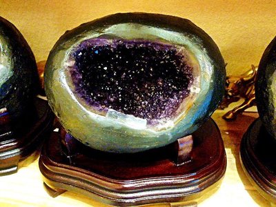 (( 上品堂 )) 頂級烏拉圭小紫水晶洞，重5.75kg.超驕紫.火光超亮，送底座